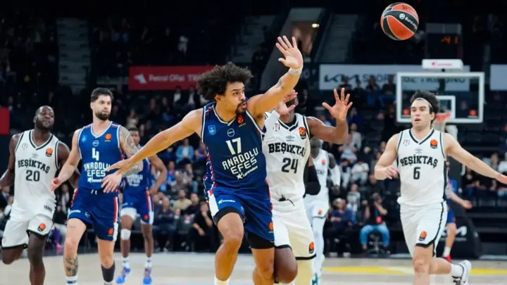 EuroLeague'deki Türk gecesinde Anadolu Efes, Beşiktaş'ı yendi